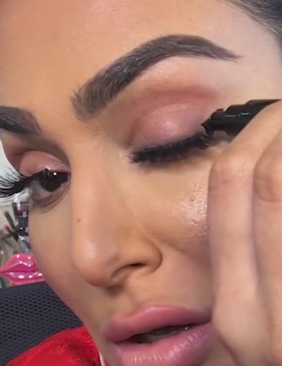 Huda Kattan uses our eyeliner stamp in Grand 12mm
