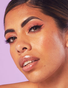 Fallon wears our eyeliner stamp in Modest 10mm with Modest Style One Lashes